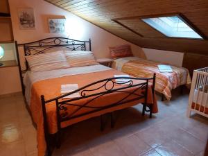 阿尼奥内Casale Santilli的阁楼上的卧室配有两张床
