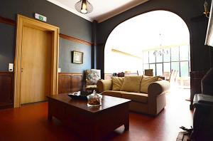讷沙托La Citadine的带沙发和咖啡桌的客厅