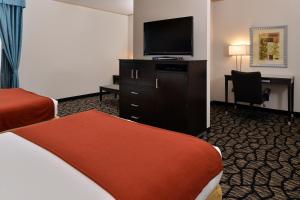 莱克伍德Holiday Inn Express & Suites Tacoma South - Lakewood, an IHG Hotel的酒店客房设有两张床和一台平面电视。