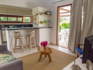 皮帕Luxury Villa - Madeiro的客厅配有沙发和鲜花桌