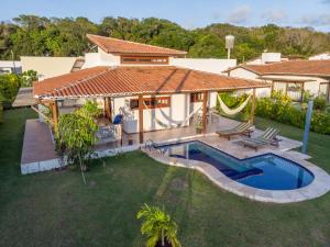 皮帕Luxury Villa - Madeiro的享有带游泳池的房屋的空中景致