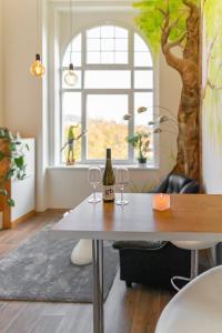 利托梅日采Apartmány Vila Singles的一张桌子,上面放着两杯酒和一瓶葡萄酒