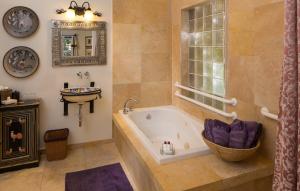 法明顿Casa Blanca Inn and Suites的带浴缸和盥洗盆的浴室