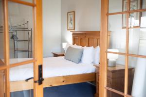 波高尔宾奥黛丽威尔金森葡萄园乡村民宿的一间卧室配有一张床和一张双层床。