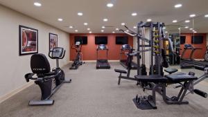 西佳蒙特利尔市中心酒店 - 欧罗巴酒店的健身中心和/或健身设施