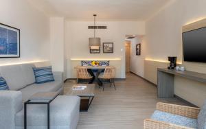 马萨特兰Pueblo Bonito Mazatlan Beach Resort - All Inclusive的客厅配有沙发和桌子