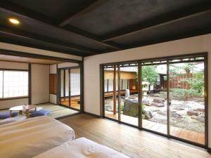 TakekaraNIPPONIA HOTEL Takehara Saltworks Town的一间设有大窗户和一张床的卧室,享有美景
