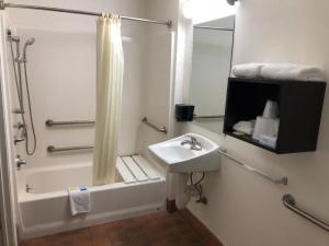 长滩长滩酒店的浴室配有水槽、淋浴和浴缸。