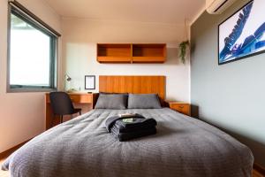 纽曼纽曼绿洲汽车旅馆的一间卧室,配有一张带袋子的床