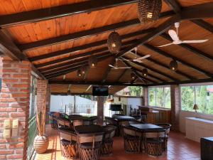 La Manzanilla de la PazCHIFLON VILLAS的客厅设有木制天花板和桌椅