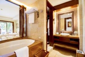 三亚三亚亚龙湾铂尔曼别墅度假酒店(免税城95折+旅拍)的带浴缸、水槽和镜子的浴室