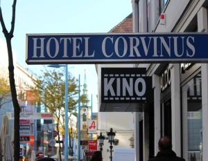 维也纳Hotel Corvinus Vienna - Newly Renovated的城市街道上酒店联名的街道标志