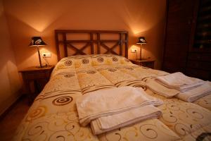 比利亚尔瓦德拉谢拉阿罗鲁拉尔拉富恩特酒店的一间卧室配有带毛巾的床