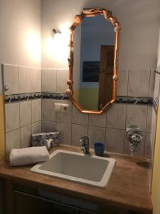 蒂门多弗施特兰德维拉莫温斯坦恩度假村的浴室设有白色水槽和镜子