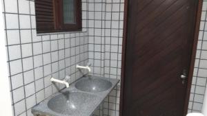 纳塔尔普拉亚公寓酒店的一间带水槽和镜子的浴室