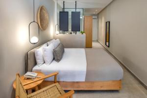 费拉卡里阿度假套房酒店 - 仅限成人入住的一间卧室配有一张大床和一张桌子