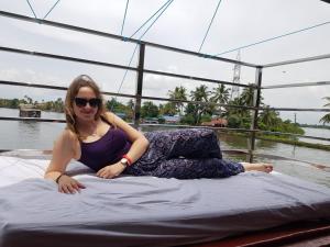 阿勒皮外饰纳夫旅馆的躺在船上床上的女人