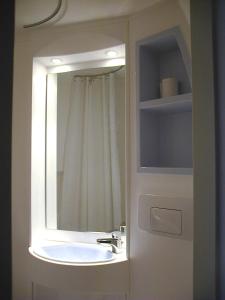 布齐耶比利牛斯2000蒂克小屋的一间带水槽和镜子的浴室