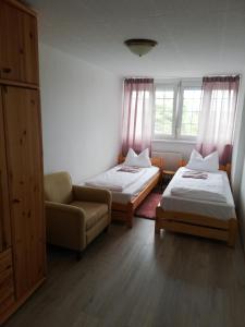 巴拉通尤洛克Villa Pelso的客房设有两张床、一张沙发和窗户。