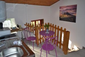 Égliseneuve-près-Billomstudio indépendant dans maison à la campagne的厨房配有紫色椅子和桌子