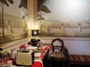 菲乌米奇诺莱昂纳多罗马假期旅馆的一间用餐室,配有一张桌子和一台微波炉