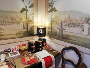 菲乌米奇诺莱昂纳多罗马假期旅馆的一间设有餐桌和窗户的客房