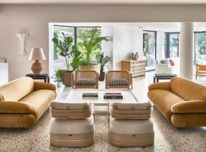 玛利亚Cretan Malia Park a Member of Design Hotels的客厅配有两张沙发和一张桌子