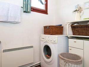 海默特6 person holiday home in Hemmet的洗衣房配有洗衣机和窗户
