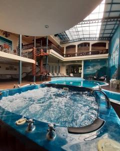 普里什蒂纳Hotel Princi i Arberit的游泳池中间的热水浴池