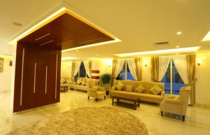 科威特Le Paris Residency Sabah Al Salem的带沙发、沙发和椅子的客厅