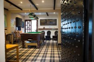 肯德尔Gilpin Bridge Inn的一间带台球桌和乒乓球桌的房间