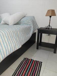 福尔摩沙TODO EL CENTRO A TUS PIES的一间卧室配有一张床、床头柜和一张边桌