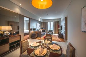 Oakwood Hotel & Residence Surabaya的休息区