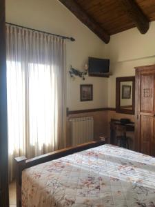 阿杰罗拉拉白塔农庄乡村民宿的一间卧室设有一张床和一个大窗户