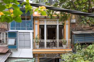 河内Centraltique Downtown - Bespoke Colonial House Near Hoan Kiem Lake的带阳台的蓝色和黄色建筑