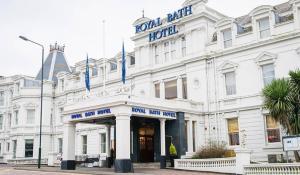 伯恩茅斯伯恩茅斯罗锐Spa酒店的一座白色的建筑,上面标有阅读皇室酒店的标志