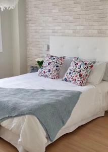 维戈Piso MiraCíes- Wifi- Parking- Vistas Ría de Vigo的卧室配有白色的床和枕头。