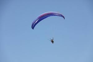 朱尼耶Lamedina Hotel & Resort的空中滑翔伞