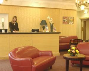 伯恩茅斯大不列颠伯恩茅斯酒店的站在候诊室柜台上的女人