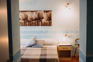 拉奎拉瓦尔德拉齐拉酒店的一间卧室配有一张壁画床