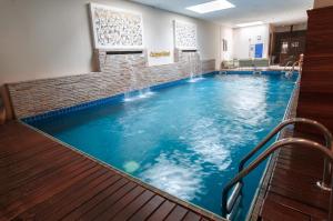 图阿马西纳Calypso Hôtel的在酒店房间的一个大型游泳池
