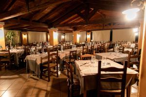 卡斯蒂亚达斯阿尔玛度假酒店 的宴会厅配有桌椅和白色的桌布