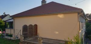 梅斯Mieux que Chez Soi的一间白色的小房子,有棕色的屋顶