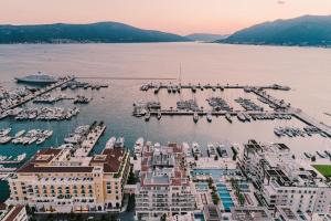 蒂瓦特Regent Porto Montenegro & Residences的享有码头的空中景色,在水中划船