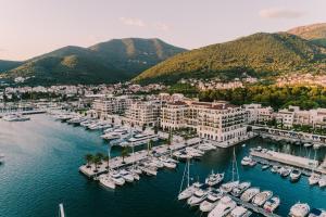 蒂瓦特Regent Porto Montenegro & Residences的享有码头的空中景色,在水中划船
