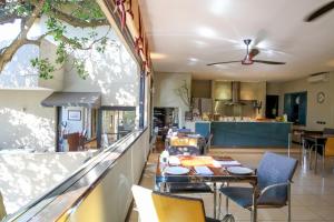 德班Teremok Lodge & Spa的一间带桌椅和柜台的餐厅