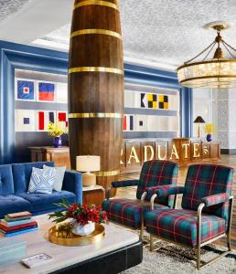 安纳波利斯Graduate Annapolis的客厅配有蓝色家具和大柱子