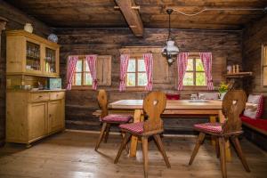ThierbachTradlhof的小屋内的厨房配有桌椅