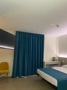 罗列特海岸Solesperit的一间卧室配有床和蓝色窗帘