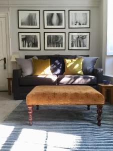 圣欧班Fabulous Apartment in Historic House in St Aubin的带沙发和咖啡桌的客厅